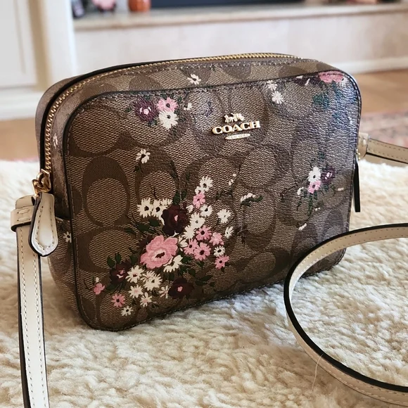 Beautiful Coach Evergreen Wildflower Signatue Camera Style Crossbody Bag 🩷🤍 - Picture 16 of 16